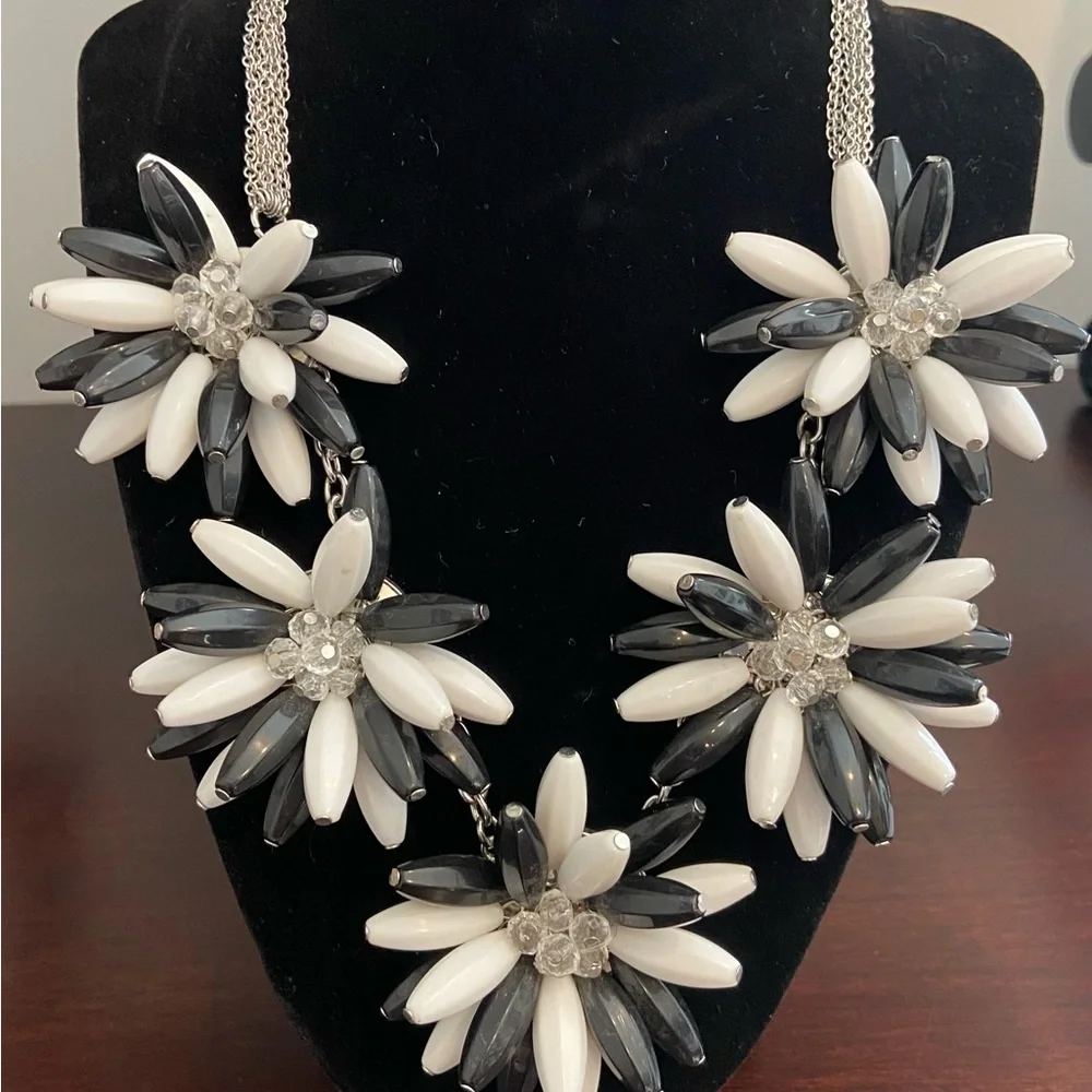 Exploding flower necklace - Picture 5 of 5